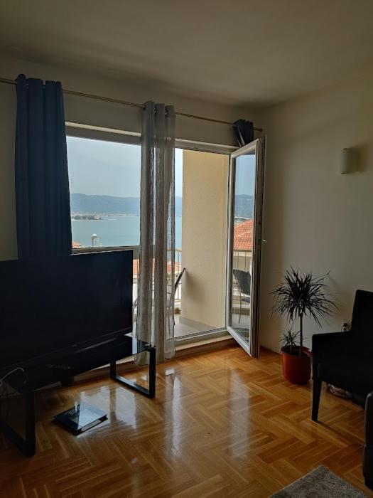 Deep Blue Apartment โตรกีร์ ภายนอก รูปภาพ