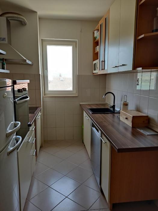 Deep Blue Apartment โตรกีร์ ภายนอก รูปภาพ